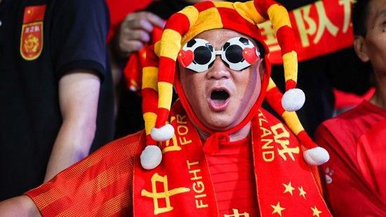 首先，拜仁对阿劳霍的兴趣确实存在，图赫尔认为他是目前及未来的完美球员，拜仁一直在进行内部讨论，看看自己有多少机会。